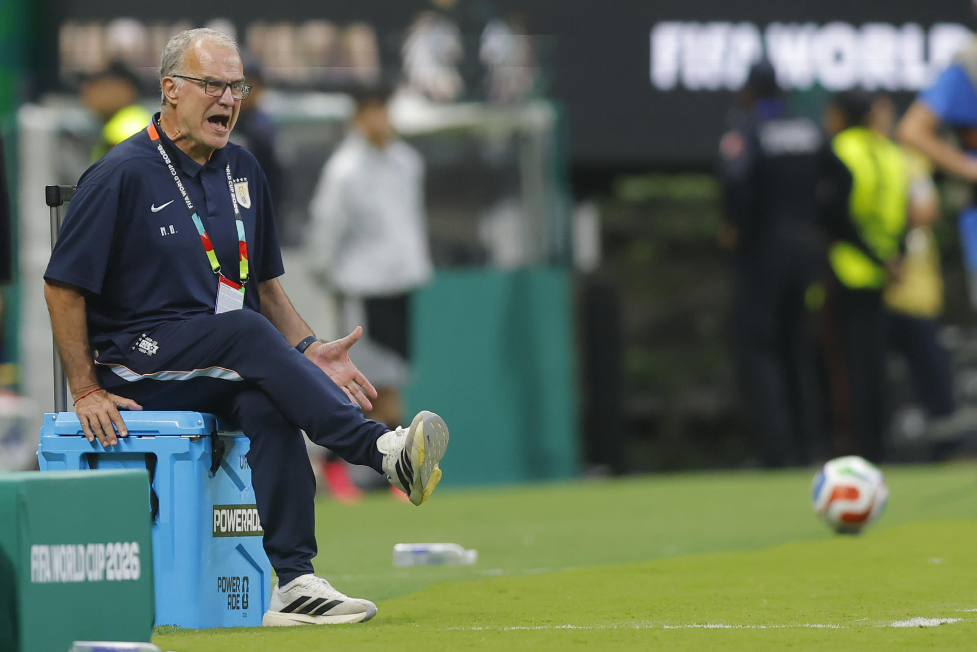 El seleccionador de Uruguay, Marcelo Bielsa (d), aseguró este viernes en Guadalajara que los goles que recibió su equipo a lo largo del Mundial de fútbol eran "evitables", pero señaló que es el "responsable" del fracaso de la Celeste en el Mundial. EFE/ Francisco Guasco
