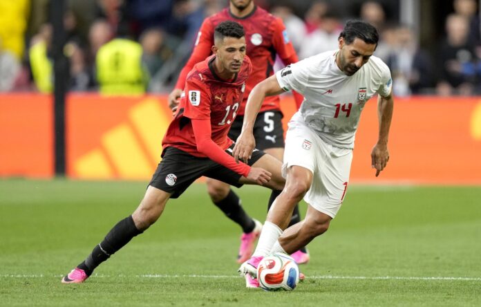 Ahmed Fatouh (i), de Egipto, y Saman Ghoddos, de Irán, en acción durante el partido de la fase de grupos de la Copa Mundial de la FIFA 2026 entre Egipto e Irán en Seattle (EE.UU.). EFE/STEPHEN BRASHEAR
