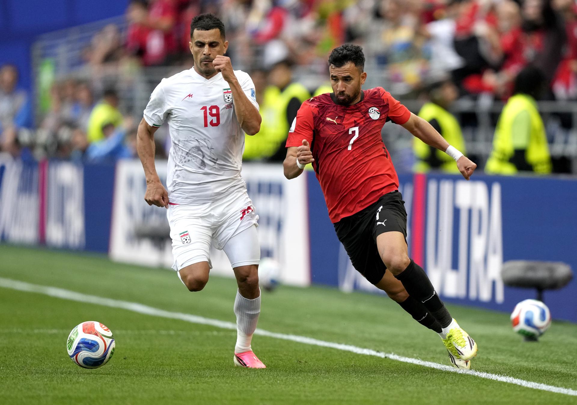 Trezeguet (d), de Egipto, y Ali Nemati, de Irán, en acción durante el partido de la fase de grupos de la Copa Mundial de la FIFA 2026 entre Egipto e Irán en Seattle (EE.UU.). EFE/STEPHEN BRASHEAR
