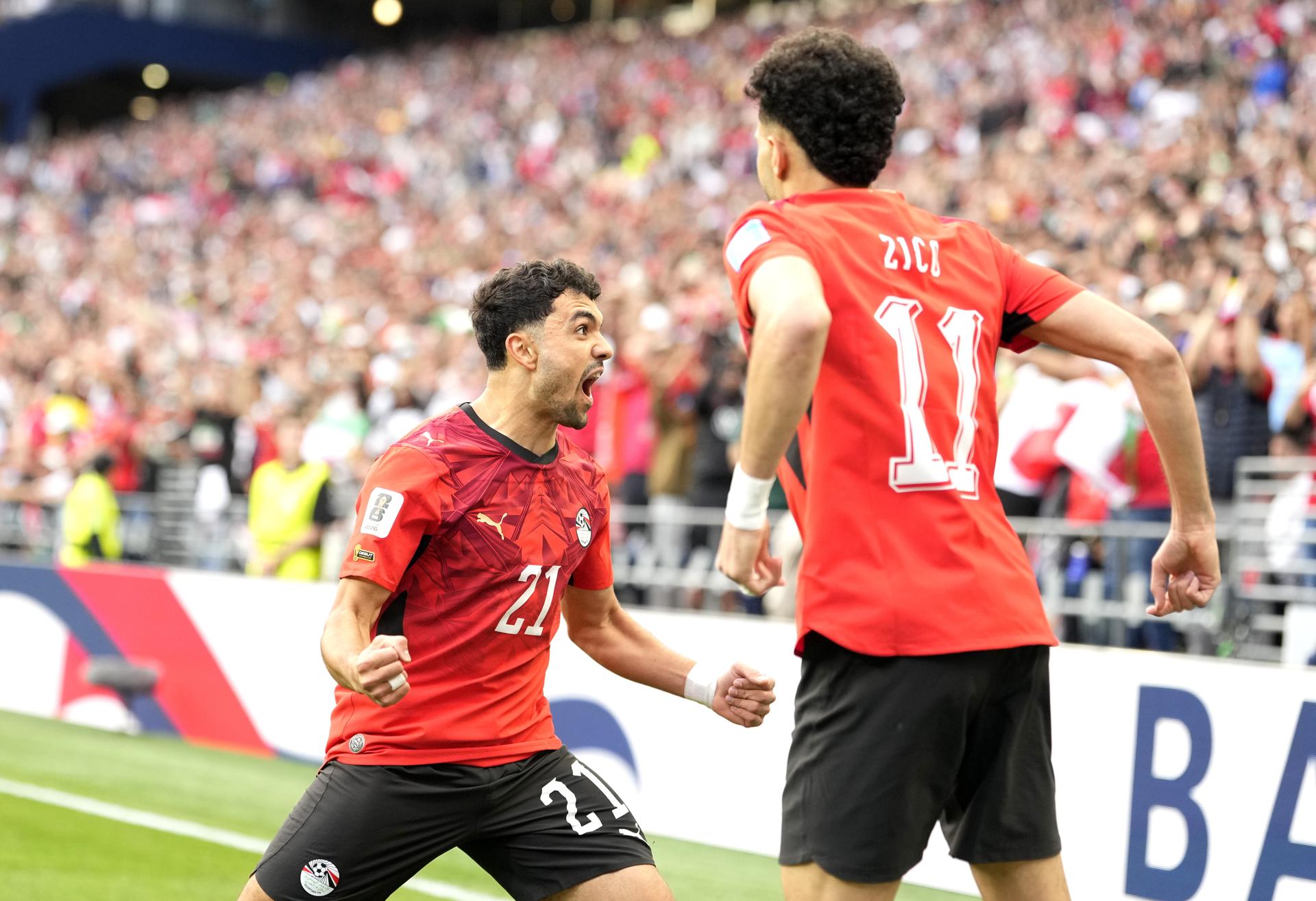 Mahmoud Saber (i), de Egipto, celebra tras marcar el primer gol durante el partido de la fase de grupos de la Copa Mundial de la FIFA 2026 entre Egipto e Irán en Seattle (EE.UU.). EFE/STEPHEN BRASHEAR
