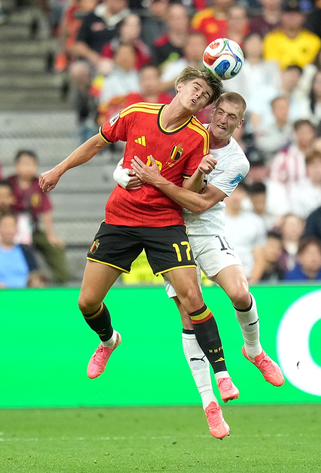 Charles De Ketelaere (i), de Bélgica, y Finn Surman, de Nueva Zelanda, en acción durante el partido de la fase de grupos de la Copa Mundial de la FIFA 2026 entre Nueva Zelanda y Bélgica en Vancouver (Canadá). EFE/BOB FRID
