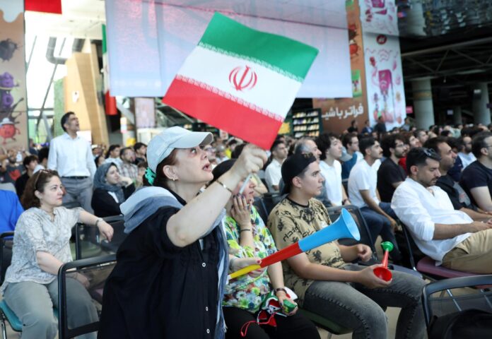 Los iraníes siguen la transmisión del partido del Grupo G de la Copa Mundial de la FIFA 2026 entre Irán y Egipto en Teherán, Irán. EFE/EPA/ABEDIN TAHERKENAREH
