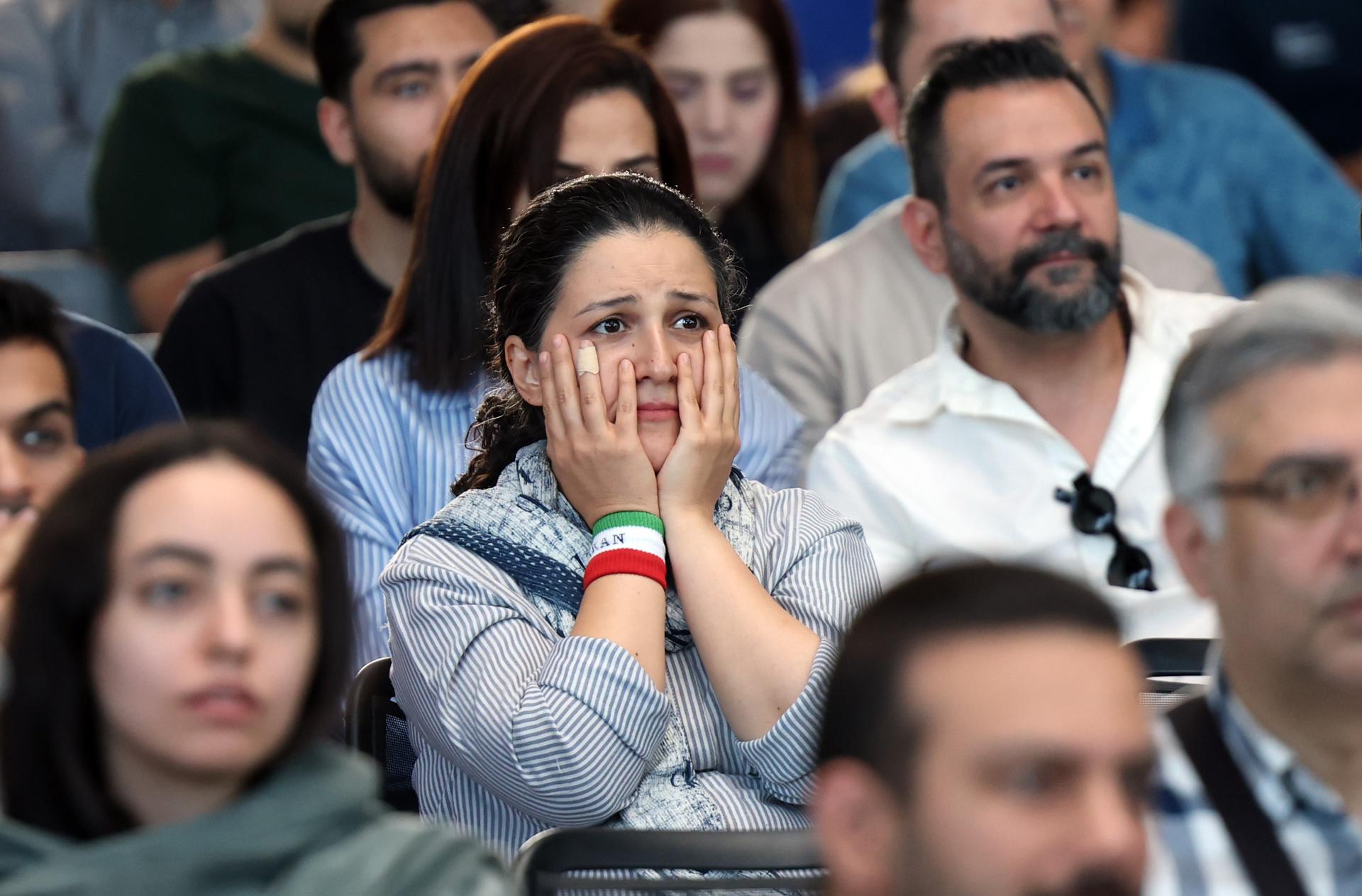 Los iraníes siguen la transmisión del partido del Grupo G de la Copa Mundial de la FIFA 2026 entre Irán y Egipto en Teherán, Irán. EFE/EPA/ABEDIN TAHERKENAREH
