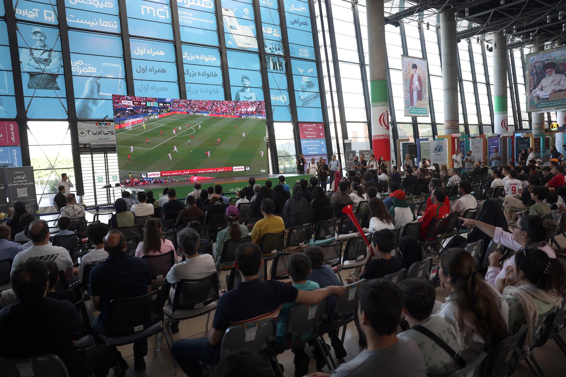 Los iraníes siguen la transmisión del partido del Grupo G de la Copa Mundial de la FIFA 2026 entre Irán y Egipto en Teherán, Irán. EFE/EPA/ABEDIN TAHERKENAREH
