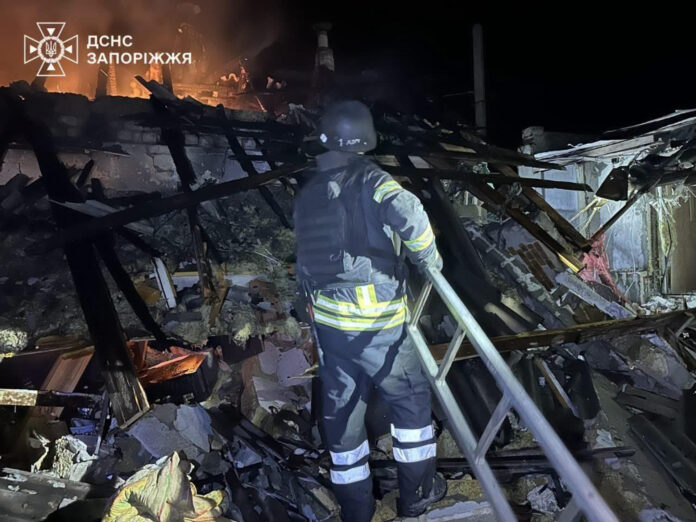 Imagen de uno de los ataques lanzados por Rusia a gran escala en las últimas horas dirigido contra la infraestructura civil en diferentes regiones ucranianas, como Zaporiyia y Poltava. Este ataque ruso tiene lugar en plena campaña de bombardeos EFE/ Servicios de Emergencias Ucranianos  - SOLO USO EDITORIAL/SOLO DISPONIBLE PARA ILUSTRAR LA NOTICIA QUE ACOMPAÑA (CRÉDITO OBLIGATORIO) -
