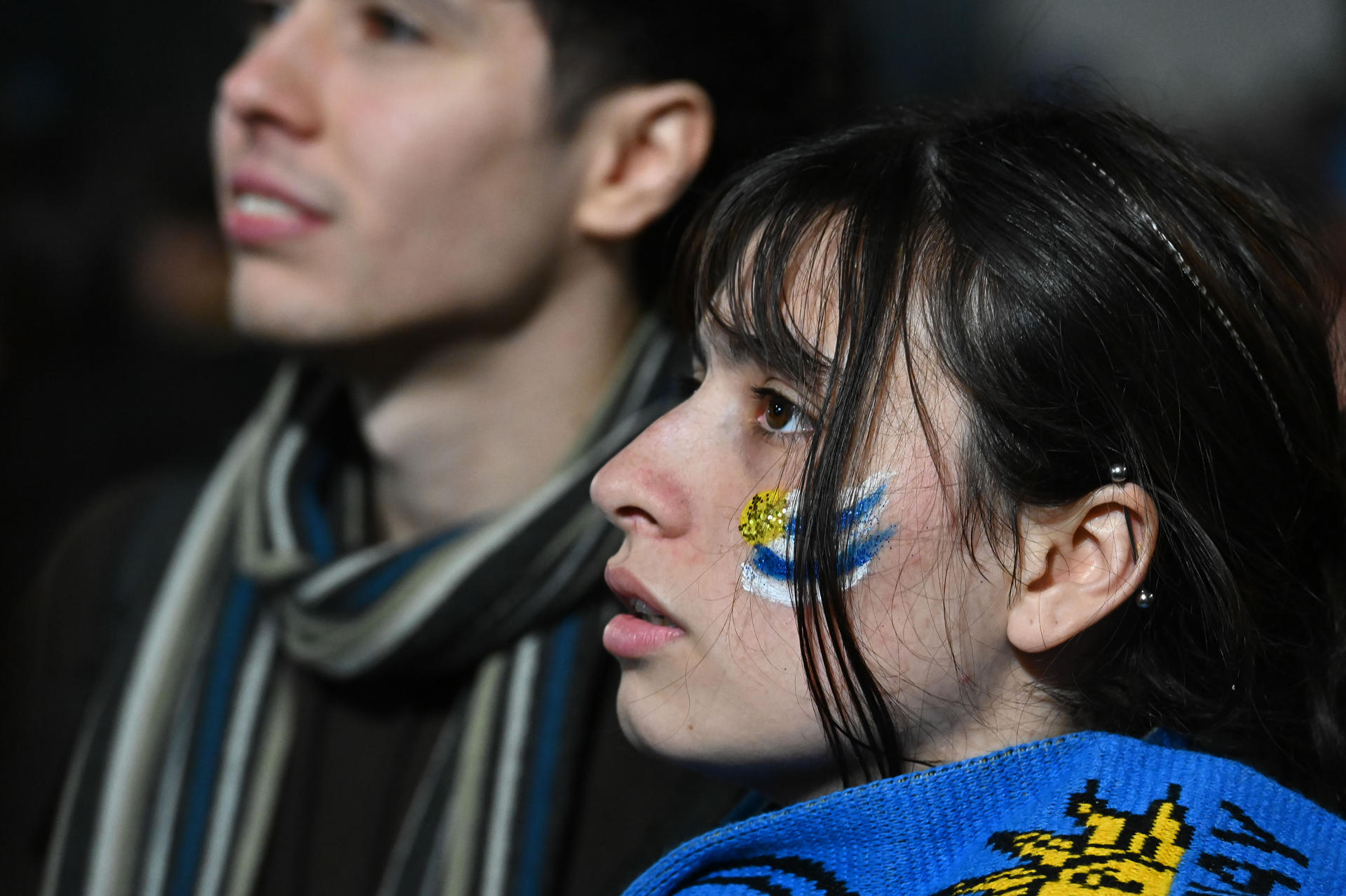 Aficionados de Uruguay observan la transmisión del partido entre Uruguay y España del Mundial de la FIFA 2026 en la explanada de la Intendencia de Montevideo (Uruguay). Uruguay volvió a fallar en el acceso a las eliminatorias del Mundial por segunda edición seguida. EFE/ Federico Gutiérrez
