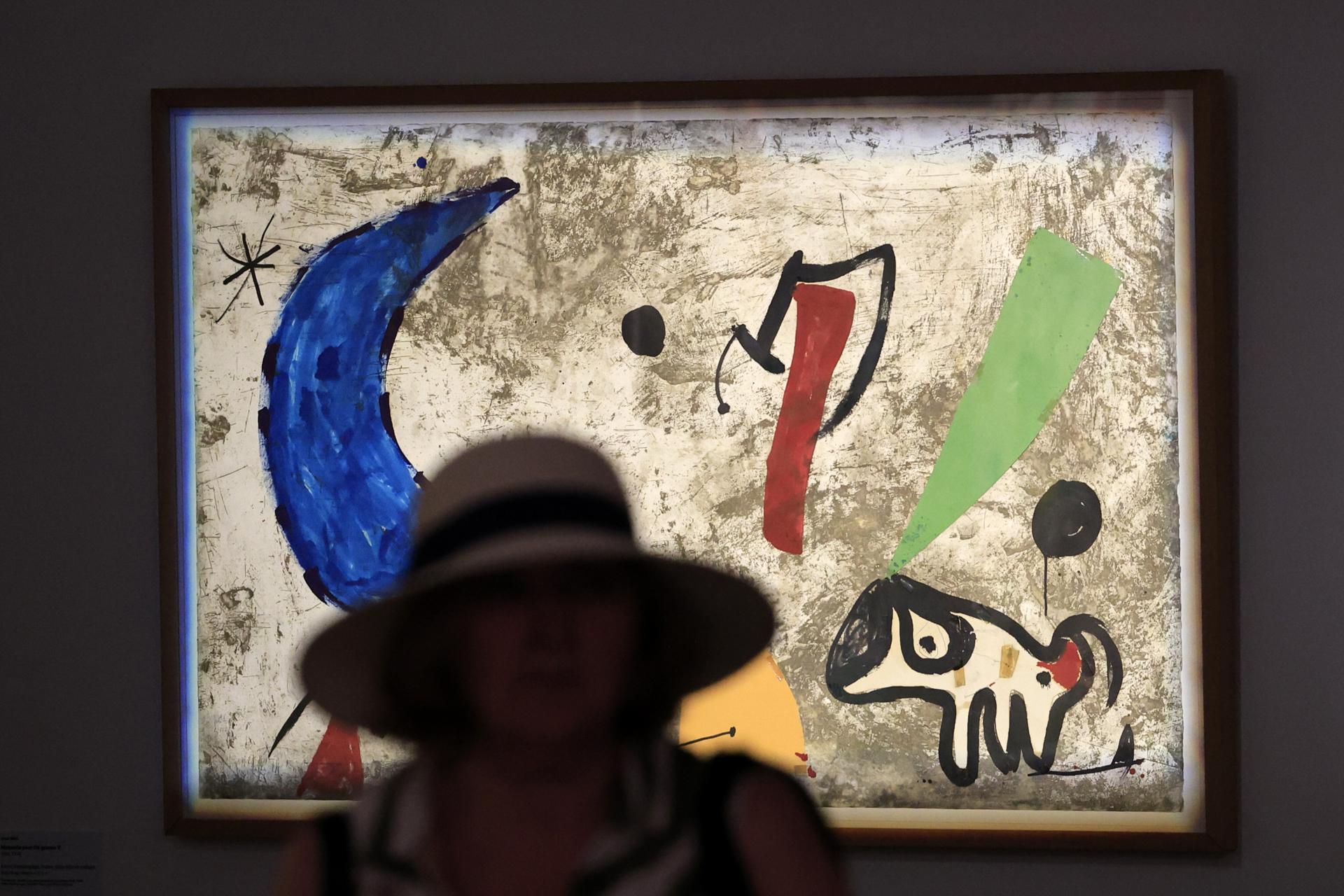 -Un periodista posa frente a la obra «Modelo para «Els gossos V»», del artista catalán Joan Miró, expuesta en la muestra «Joan Miró, Mallorca: el taller de los sueños», durante una visita previa para la prensa en el Museo de Arte Hyacinthe Rigaud de Perpiñán, en el sur de Francia, el 26 de junio de 2026 (publicado el 27 de junio de 2026). Una importante exposición que reúne alrededor de 100 obras del reconocido artista español Joan Miró, entre las que se incluyen pinturas, objetos, fotografías panorámicas y material audiovisual, se celebra del 27 de junio al 31 de diciembre de 2026. EFE/EPA/GUILLAUME HORCAJUELO
