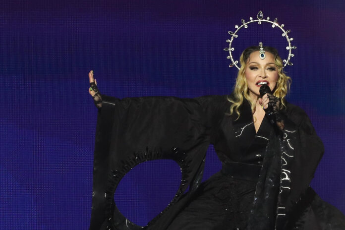 Imagen de la cantante Madonna en un concierto reciente en la playa de Copacabana en Río de Janeiro (Brasil). EFE/ André Coelho
