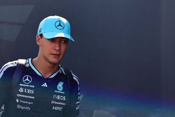 El piloto británico de Mercedes George Russell llega al Gran Premio de Austria de Fórmula 1, en el circuito de Red Bull Ring en Spielberg, Austria. EFE/EPA/ANNA SZILAGYI
