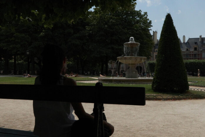 Varias personas en un parque de la capital francesa, el pasado viernes. EFE/Edgar Sapiña Manchado
