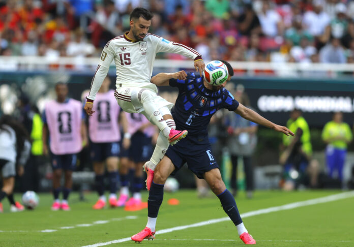 Rodrigo Bentancur (d) de Uruguay disputa el balón con Álex Baena de España este viernes, en un partido del grupo H del Mundial de la FIFA 2026 entre Uruguay y España en el estadio Akron en Guadalajara (México). EFE/ Francisco Guasco
