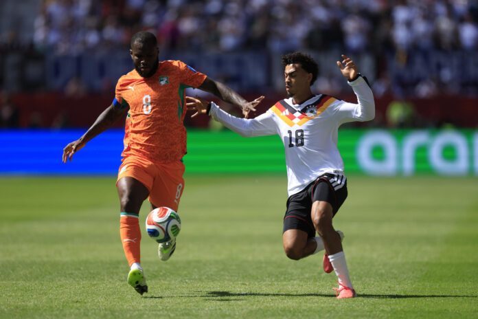 Nathaniel Brown (d) de Alemania disputa el balón con Franck Kessie de Costa de Marfilen el estadio BMO en Toronto (Canadá). EFE/ Bienvenido Velasco
