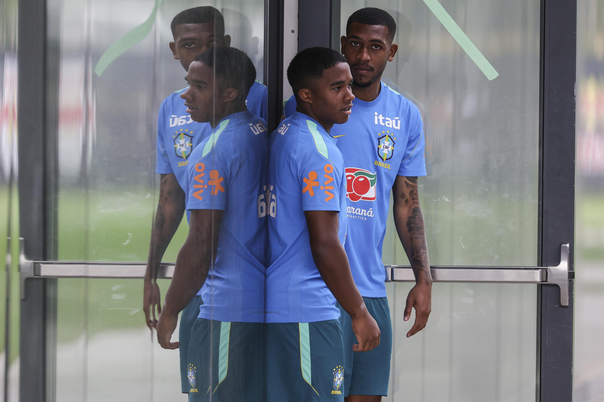 Los jugadores brasileños, Endrick y Rayan (d), a su llegada al entrenamiento de la selección nacional de Brasil este sábado, en el centro de entrenamiento Columbia Park, en Morristown, New Jersey (EEUU). EFE/ SEBASTIÃO MOREIRA
