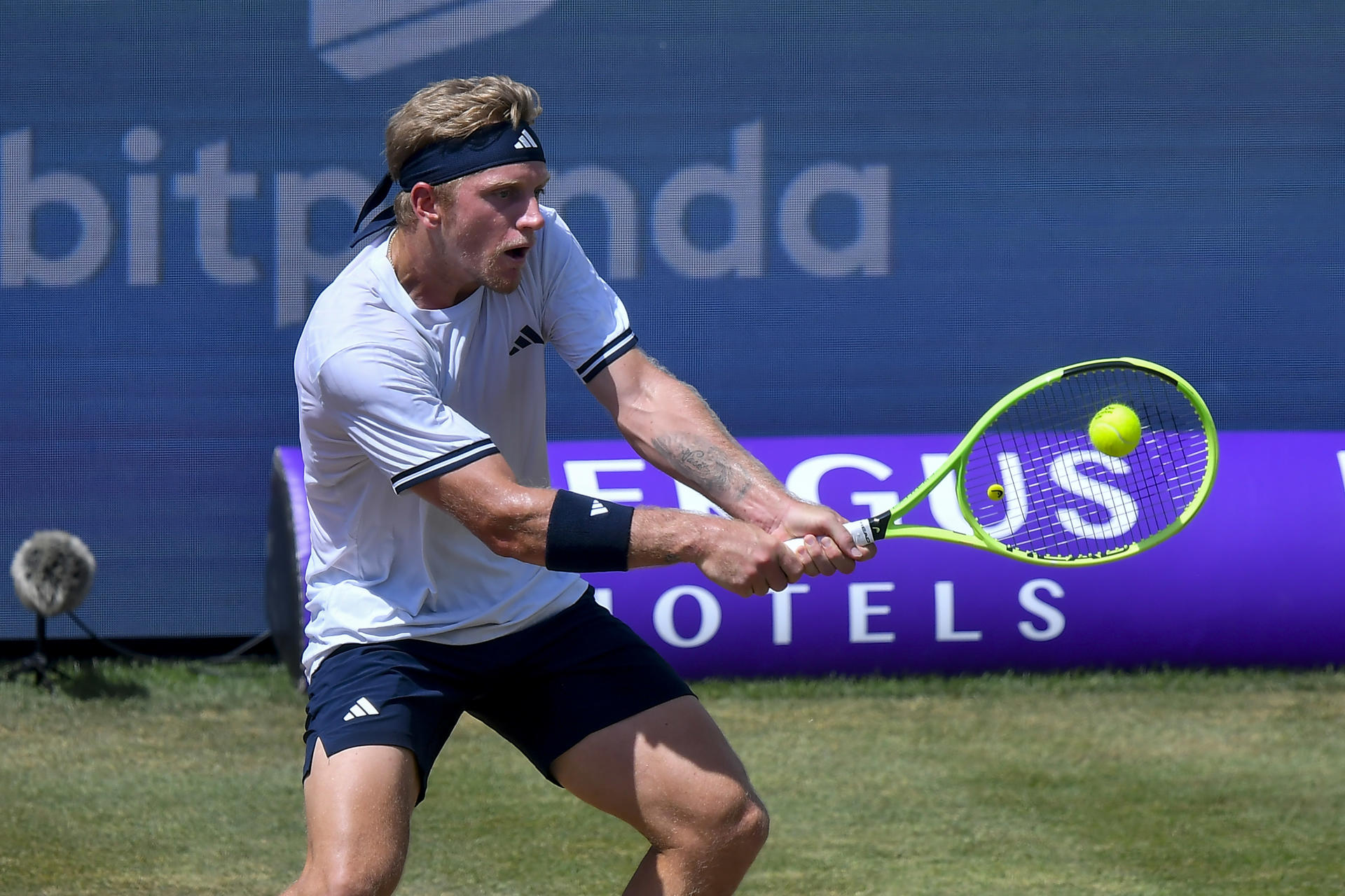 El tenista español Alejandro Davidovich ante el estadounidense Ethan Quinn este sábado, durante la final del Vanda Pharmaceuticals Mallorca Championships de tenis que se disputa en el Mallorca Country Club de Santa Ponsa (Islas Baleares) EFE/ Miquel A. Borràs
