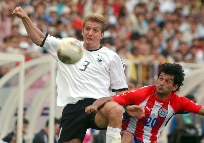 El defensa de la selección de Alemania, Marko Rehmer (i), pelea por el balón con el delantero paraguayo, José Cardozo en el Estadio de la Copa del Mundo de Seogwipo en los octavos de final del Mundial Corea-Japón 2002. EFE/dpa/BERND WEI_BROD
