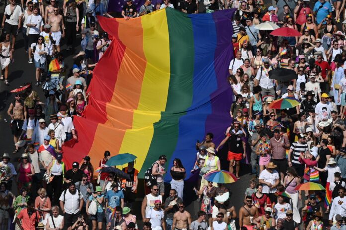 Participantes en la marcha del Orgullo en Budapest el 27 de junio de 2026. EFE/EPA/Zoltan Kocsis HUNGARY OUT
