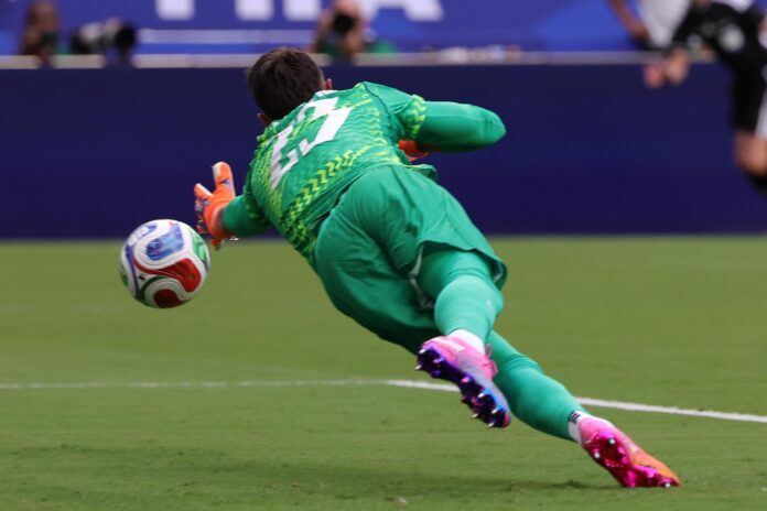 Fernando Muslera de Uruguay trata de evitar un gol en un partido del grupo H del Mundial de la FIFA 2026 entre Uruguay y Cabo Verde, en el estadio Hard Rock en Miami (EE.UU.).  EFE/EPA/CRISTOBAL HERRERA-ULASHKEVICH
