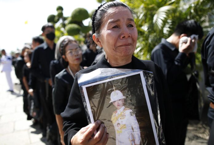 Bangkok (Thailand), 27/06/2026.- Personas acuden al Gran Palacio de Bangkok para rendir tributo a los restos mortales de la princesa 'Bha', primogénita del rey. (Tailandia) EFE/EPA/RUNGROJ YONGRIT

