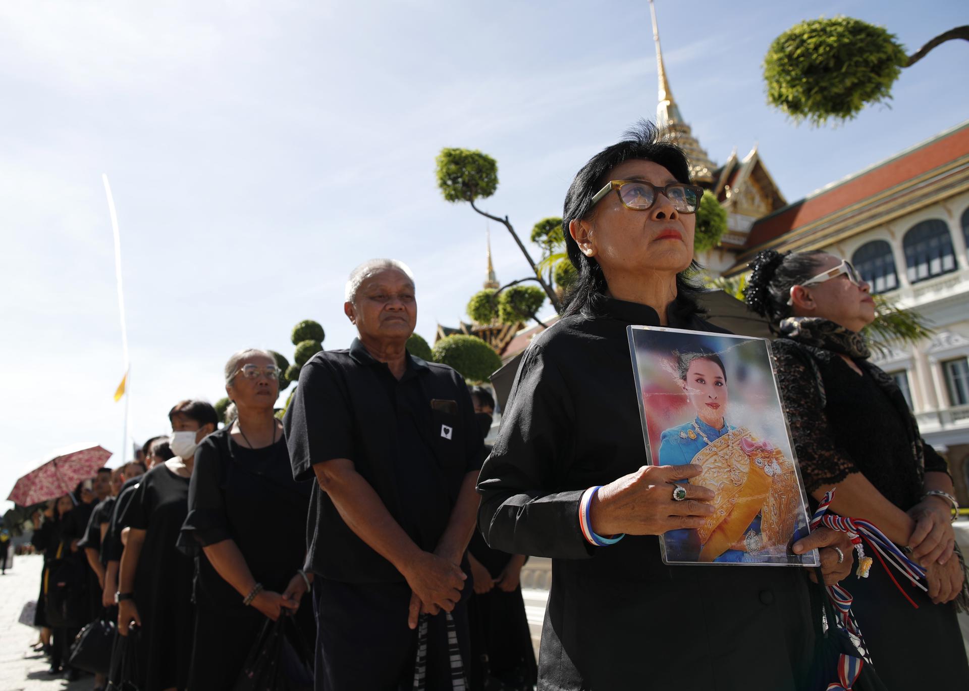Bangkok (Thailand), 27/06/2026.- Personas acuden al Gran Palacio de Bangkok para rendir tributo a los restos mortales de la princesa 'Bha', primogénita del rey. (Tailandia) EFE/EPA/RUNGROJ YONGRIT
