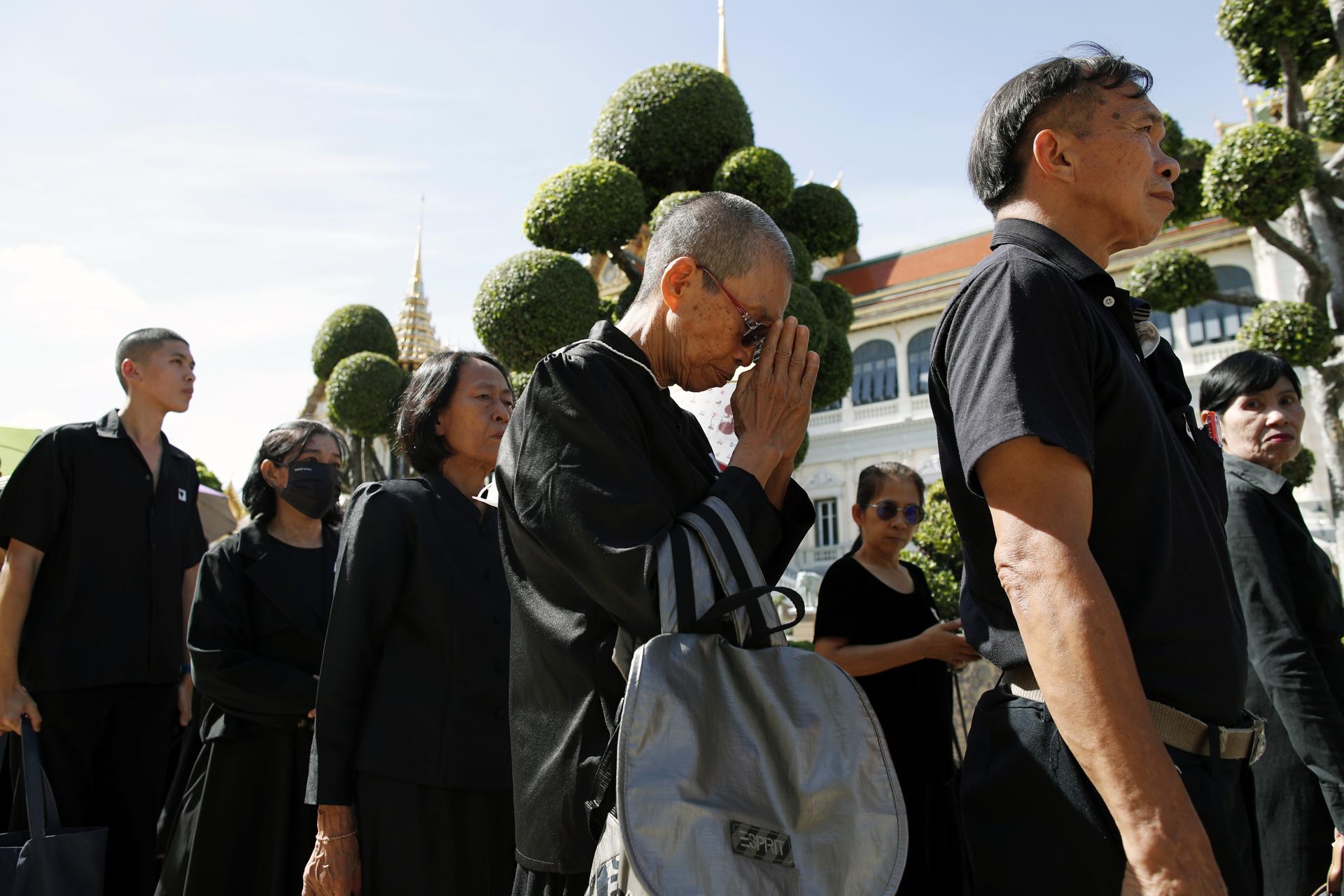 Bangkok (Thailand), 27/06/2026.- Personas acuden al Gran Palacio de Bangkok para rendir tributo a los restos mortales de la princesa 'Bha', primogénita del rey. (Tailandia) EFE/EPA/RUNGROJ YONGRIT
