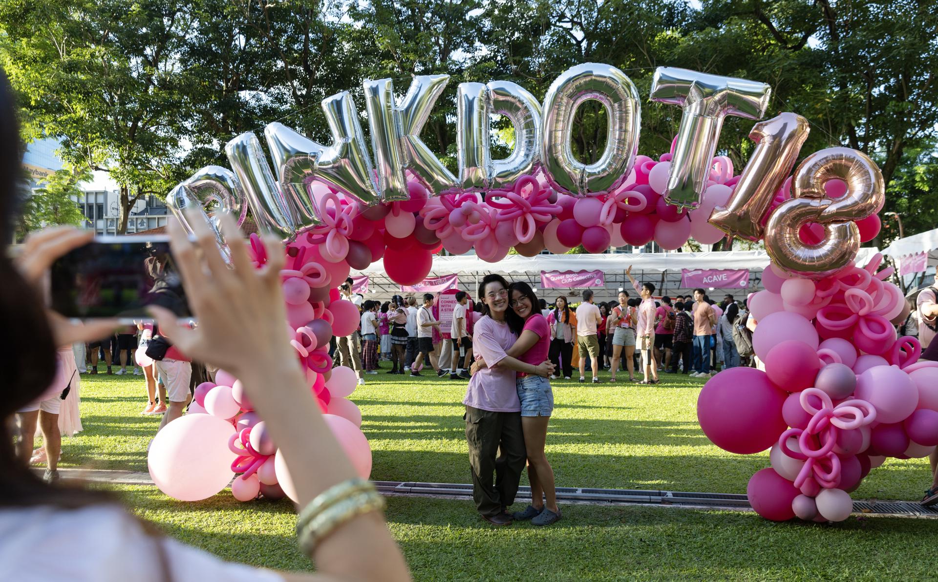 Singapore (Singapore), 27/06/2026.- Personas participan en la concentración del Orgullo LGTBI en Singapur. EFE/EPA/HOW HWEE YOUNG
