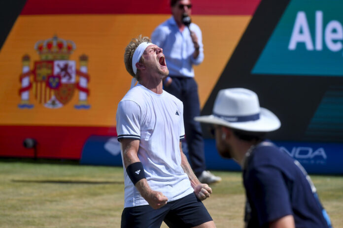 El tenista español Alejandro Davidovich celebra la victoria ante el estadounidense Ethan Quinn este sábado, tras la final del Vanda Pharmaceuticals Mallorca Championships de tenis que se disputa en el Mallorca Country Club de Santa Ponsa (Islas Baleares) EFE/ Miquel A. Borràs

