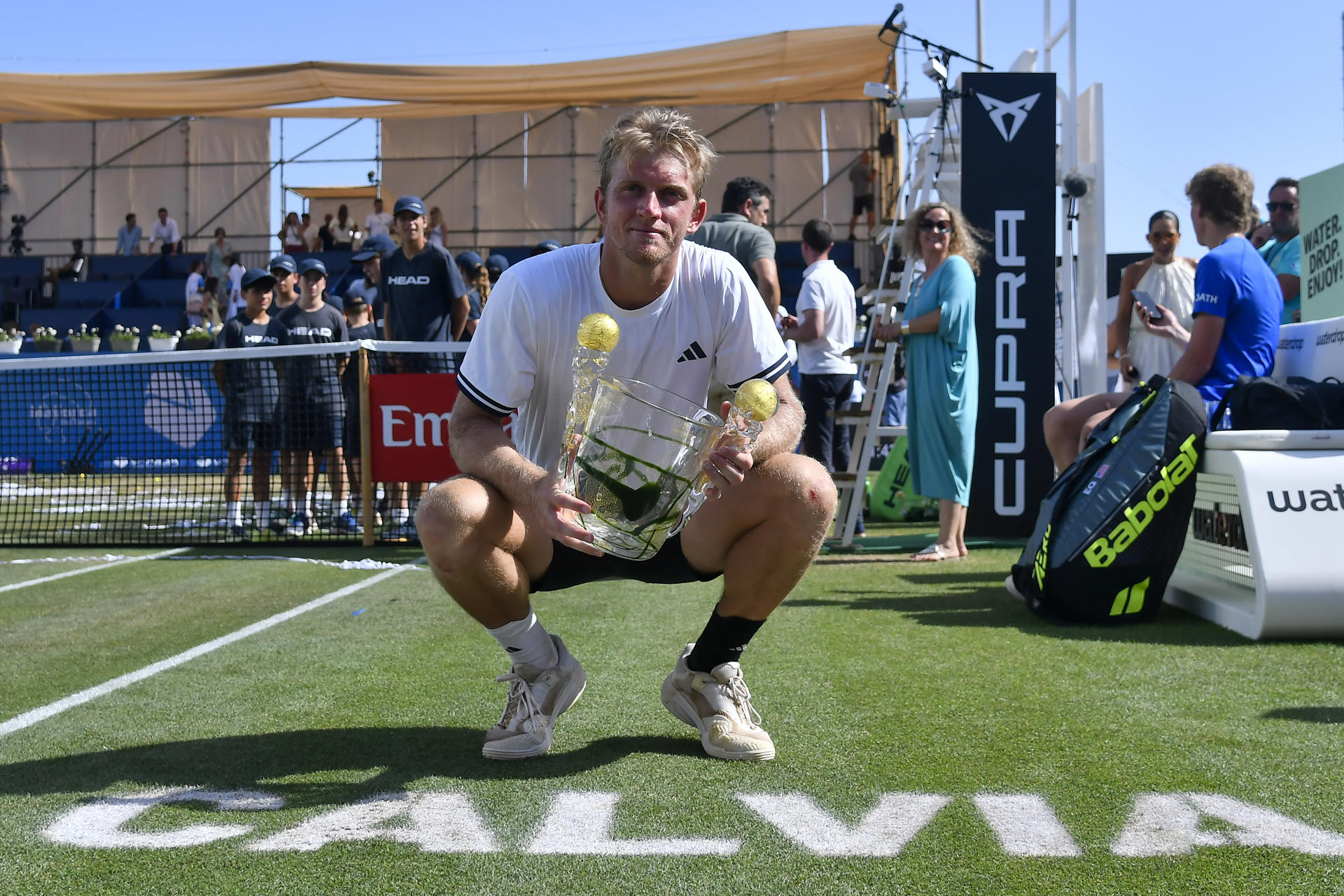 El tenista español Alejandro Davidovich posa con el trofeo de campeón del Vanda Pharmaceuticals Mallorca Championships de tenis tras vencer en la final al estadounidense Ethan Quinn este sábado, en el Mallorca Country Club de Santa Ponsa (Islas Baleares) EFE/ Miquel A. Borràs
