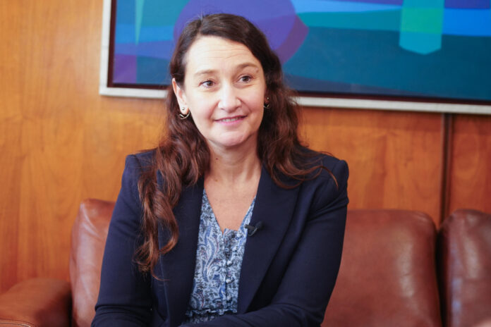 La subsecretaria del Ministerio de Relaciones Exteriores, Valeria Csukasi, habla en una entrevista este jueves, en Montevideo (Uruguay). EFE/ Diego Lafalche
