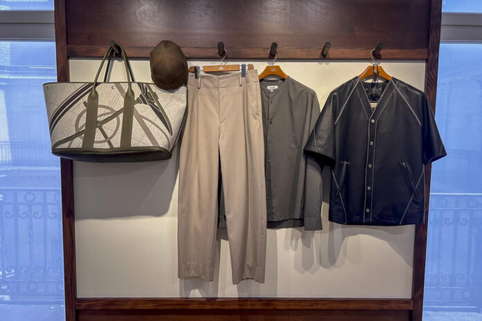 Algunas propuestas de Hermès para hombre para el verano de 2027, que se han dado a conocer este sábado en la semana de la moda de París. EFE/ Abraham De Amézaga
