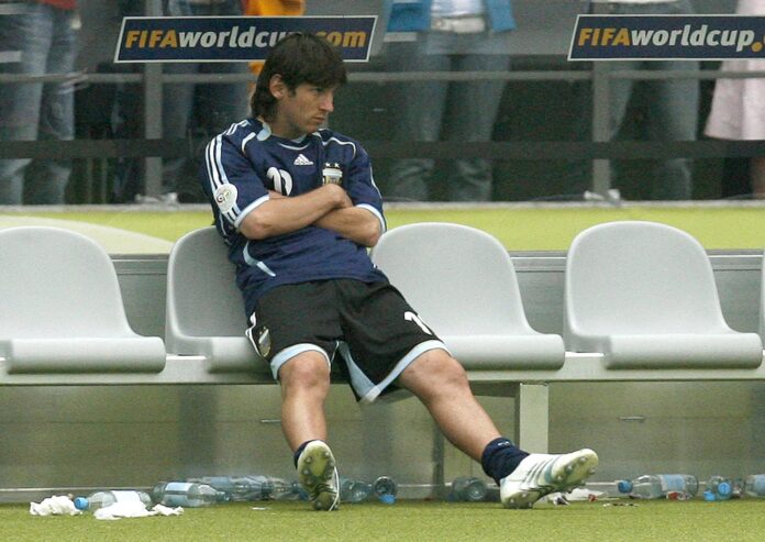 El jugador de la selección argentina Leo Messi en el banquillo muestra su decepción tras perder ante Alemania en la tanda de penaltis en el estadio Olímpico de Berlín, correspondiente a los cuartos de final del Mundial de Fútbol Alemania 2006. EFE/Esteban Cobo
