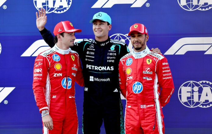 El piloto británico de Mercedes George Russell (C), el monegasco de Ferrari Charles Leclerc (I) y el también piloto de Ferrari Lewis Hamilton EFE/EPA/ANNA SZILAGYI
