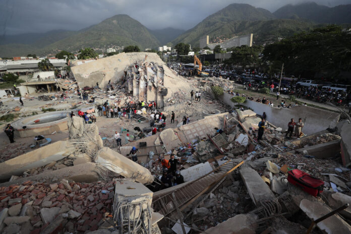 Personas realizan labores de búsqueda en una zona afectada por un terremoto, en La Guaira (Venezuela). EFE/ Ronald Peña R
