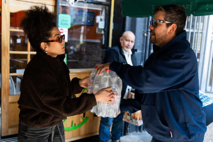 Personas se reúnen en un centro de acopio para organizar donaciones para los damnificados por los terremotos ocurridos en Venezuela, este viernes en Santiago (Chile). EFE/ Javier Torres
