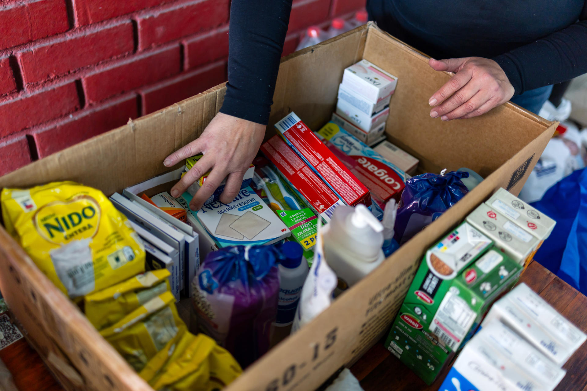 Una persona organiza donaciones para los damnificados por los terremotos ocurridos en Venezuela en un centro de acopio, este viernes en Santiago (Chile). EFE/ Javier Torres
