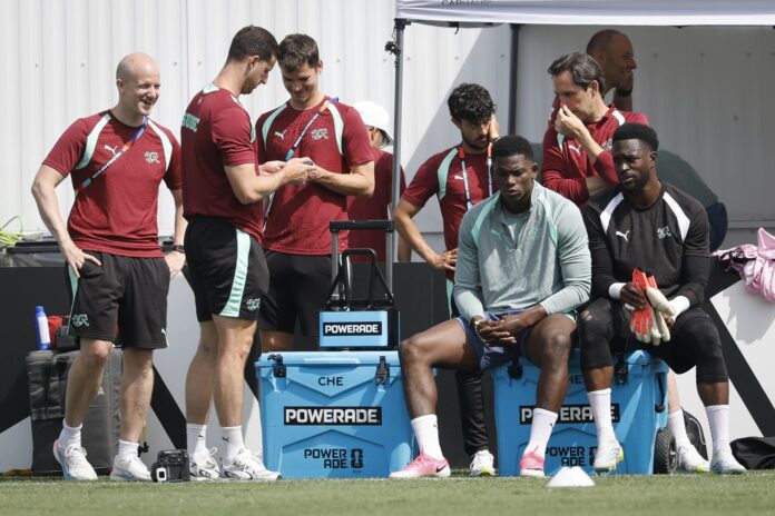 El porteror Yvon Mvogo,y Breel Embolo dialogan en un entrenamiento en el Killarney Park de Vancouver, Canadá. EFE/EPA/PETER KLAUNZER EDITORIAL USE ONLY
