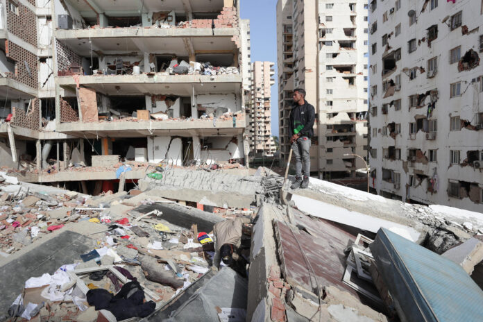 Un hombre observa sobre un edificio afectado por los terremotos en La Guaira (Venezuela). EFE/ Ronald Peña R
