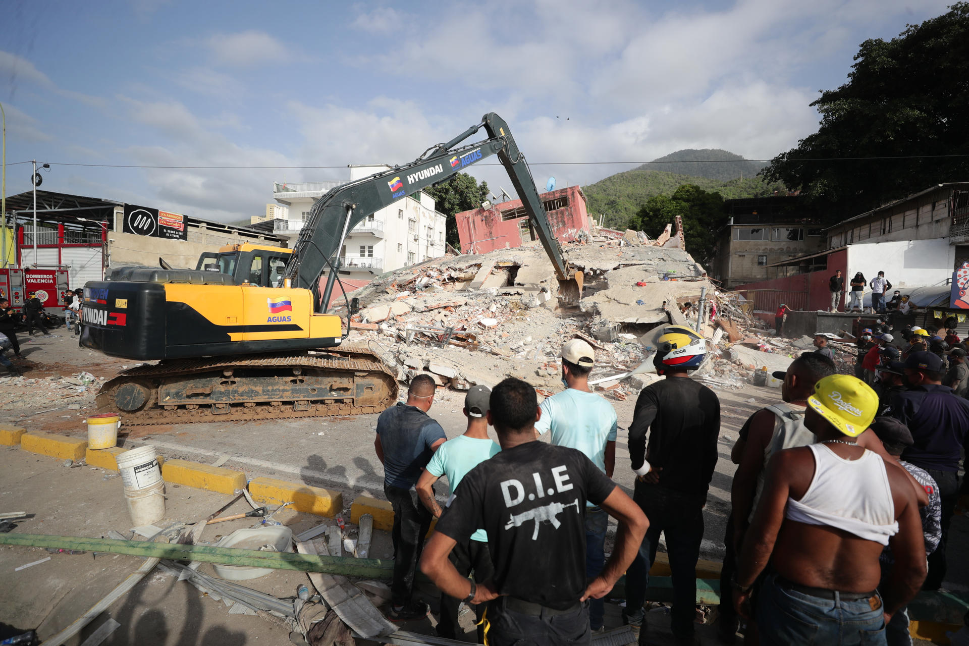 Una retroexcavadora trabaja en una zona afectada por los terremotos en La Guaira (Venezuela). EFE/ Ronald Peña R
