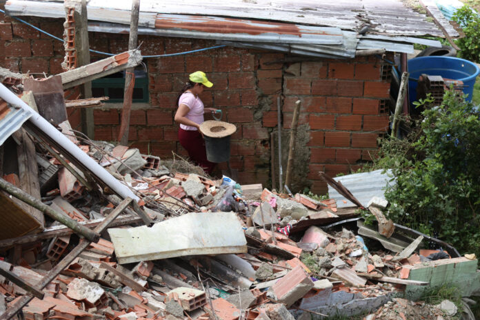 Una mujer camina entre escombros este sábado, tras los terremotos en Venezuela. EFE/Ronald Pena R
