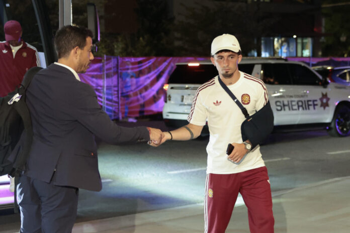 El jefe de los Servicios Médicos de la Real Federación Española de Fútbol, Claudio Vázquez Colomo (i), conversa con jugadores a su llegada al hotel de Chattanooga, tras el partido de anoche en Gadalajara (México) contra Uruguay. EFE/ Lavandeira Jr
