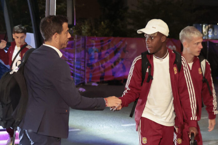 El jefe de los Servicios Médicos de la Real Federación Española de Fútbol, Claudio Vázquez Colomo (i), conversa con jugadores a su llegada al hotel de Chattanooga, EFE/ Lavandeira Jr
