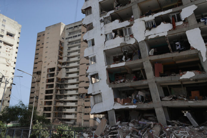 Fotografía de este viernes, que muestra algunos edificios afectados por un terremoto en La Guaira (Venezuela). EFE/ Ronald Peña R
