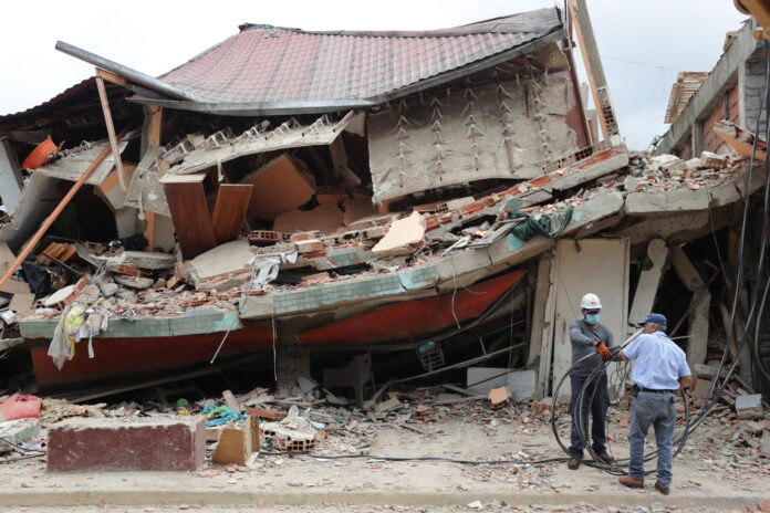 Hombres trabajan este sábado, frente a una casa derrumbada por los terremotos en Venezuela, en El Junquito (Venezuela). EFE/ Ronald Peña R
