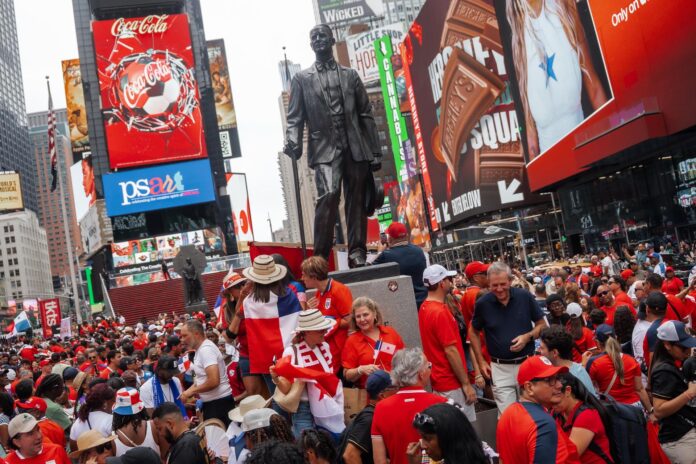 Aficionados panameños celebran en Times Square un día antes de que su equipo juegue contra Inglaterra, en Nueva York, Estados Unidos. EFE/EPA/OLGA FEDOROVA
