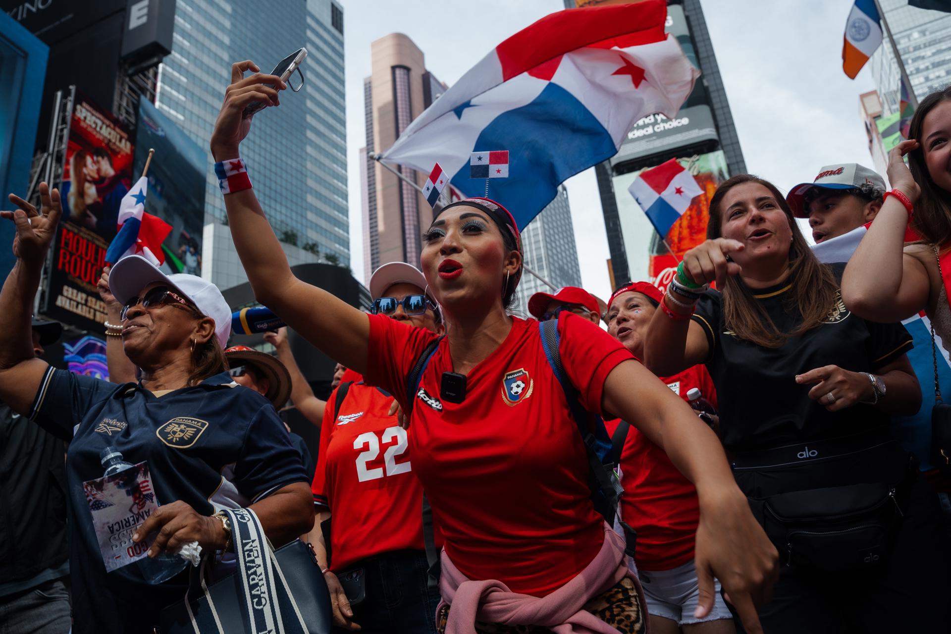 Los aficionados panameños celebran en Times Square un día antes de que su selección juegue contra Inglaterra, en Nueva York, Nueva York, EE.UU. EFE/EPA/OLGA FEDOROVA
