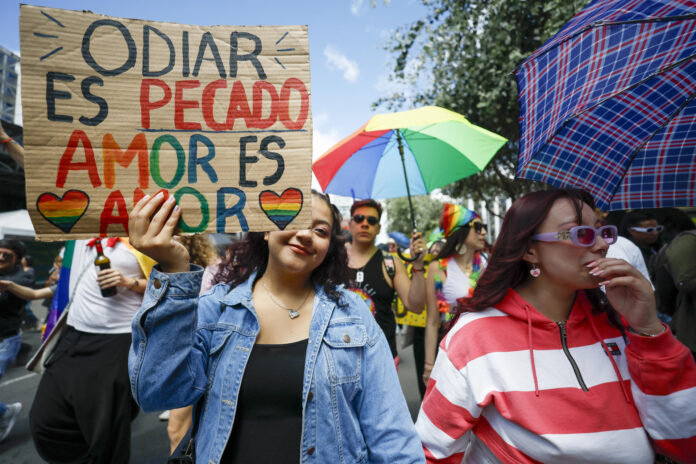 Personas participan en la marcha con motivo del Día del Orgullo LGTBI este sábado, en Quito (Ecuador). EFE/ José Jácome
