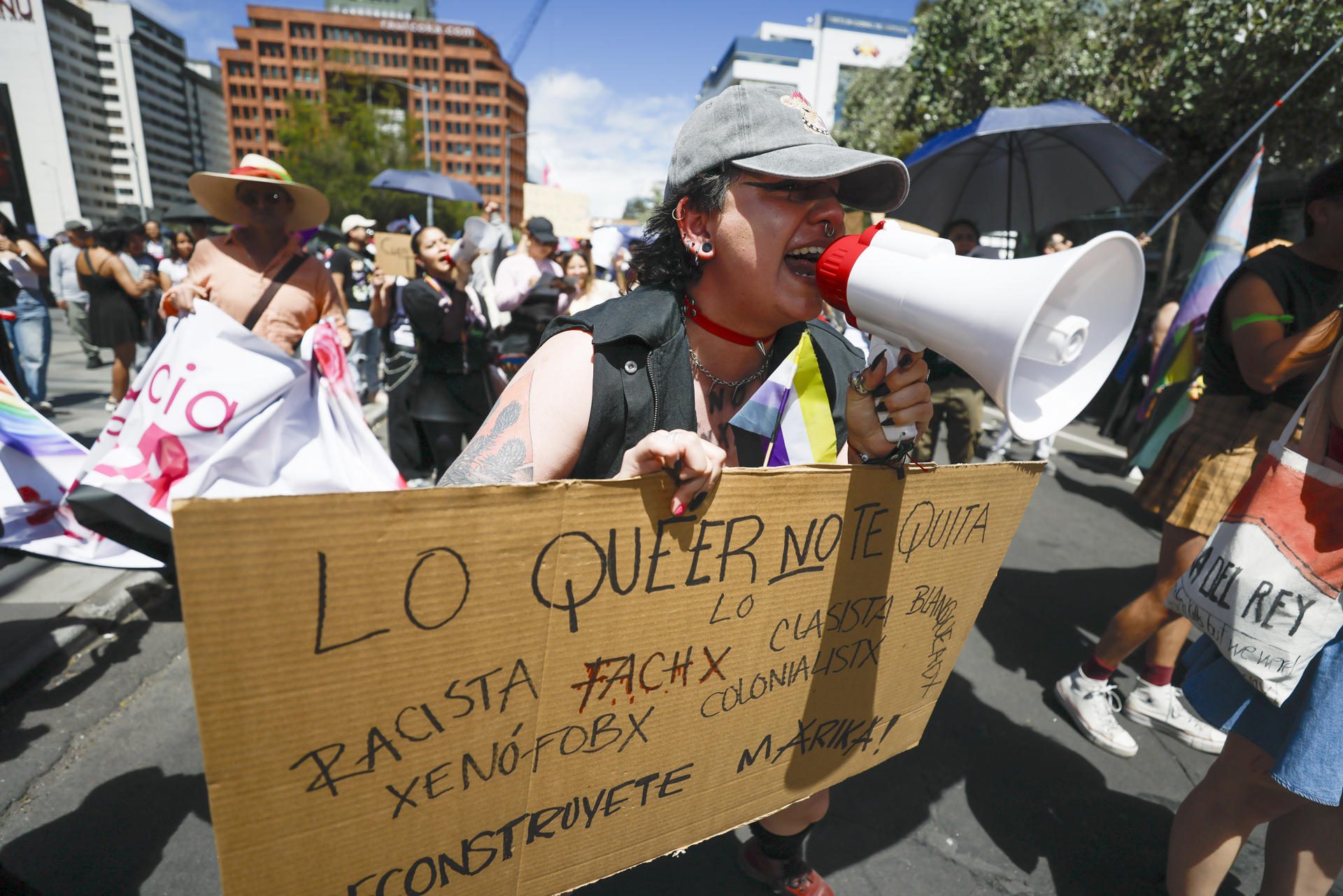 Personas participan en la marcha con motivo del Día del Orgullo LGTBI este sábado, en Quito (Ecuador). EFE/ José Jácome
