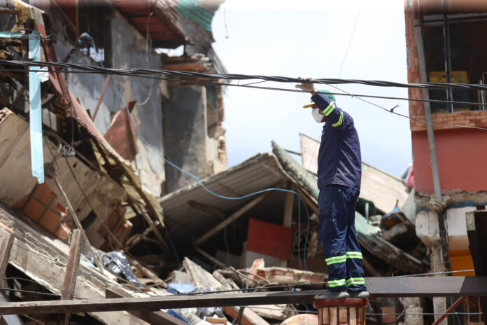 Un hombre trabaja este sábado, en una zona afectada por los terremotos en Venezuela, en El Junquito (Venezuela). EFE/ Ronald Peña R
