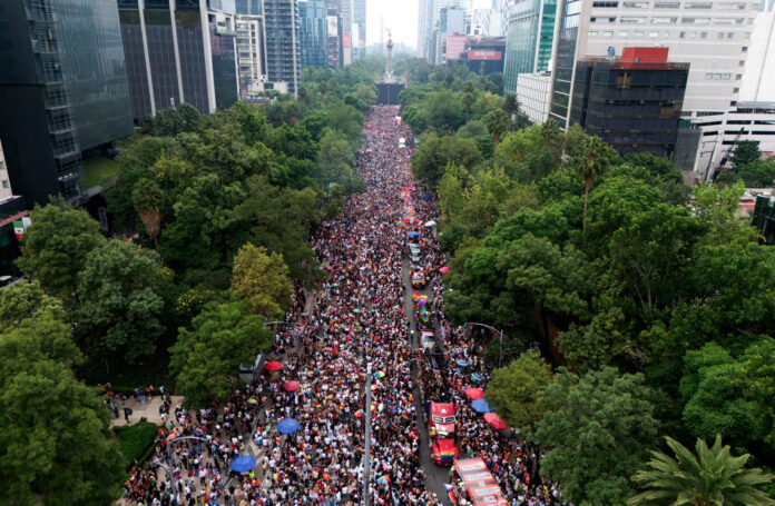 Fotografía aérea que muestra personas participando en la marcha del Día del Orgullo LGBTI este sábado, en Ciudad de México (México). EFE/ Tomás Pérez
