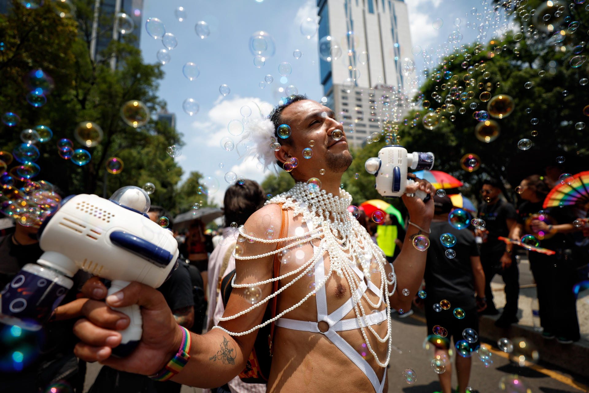 Una persona participa en la Marcha del Día del Orgullo LGBTI este sábado, en Ciudad de México (México). EFE/Sáshenka Gutiérrez
