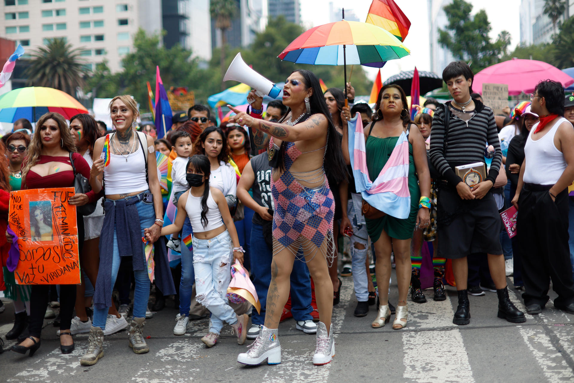 Personas participan en la Marcha del Día del Orgullo LGBTI este sábado, en Ciudad de México (México). EFE/Sáshenka Gutiérrez
